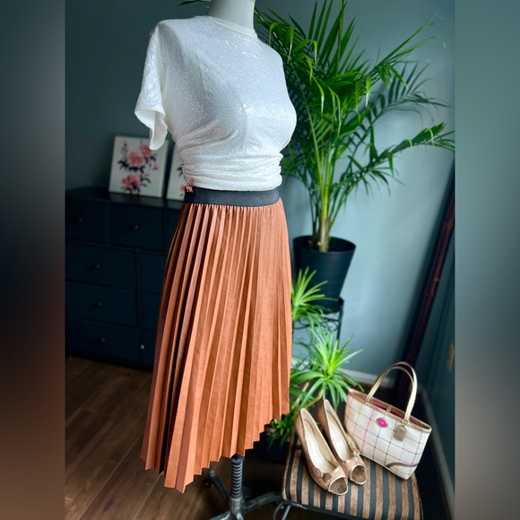 New York & Company Elegant Brown Pleated Faux Leather Skirt - Split Size Large - Picture 3 of 8